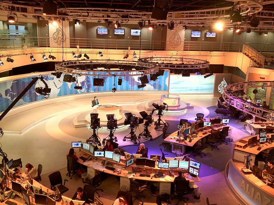 Fayl:Al Jazeera English Newsdesk.jpg