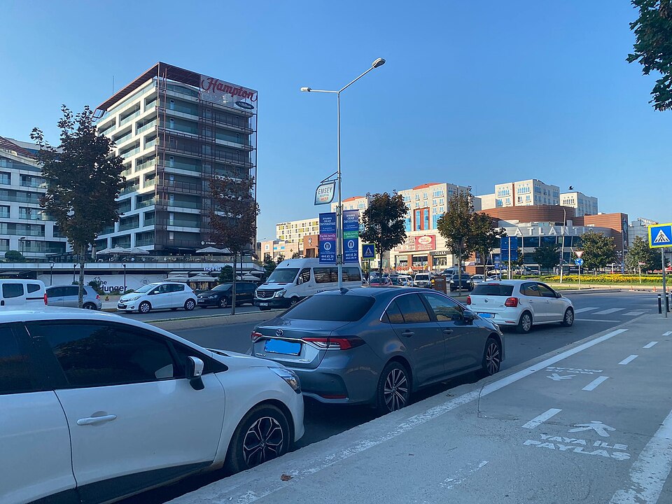 Fayl:Kurtköy Yenişehir Millet cad.jpg