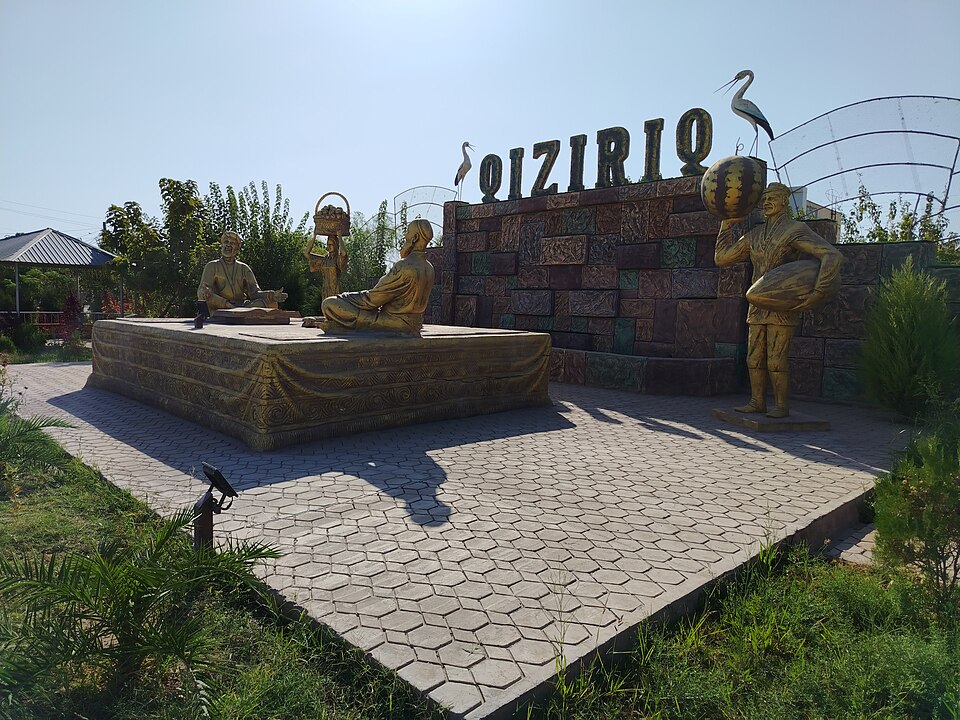 Fayl:Qiziriq tumanidagi monument.jpg