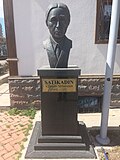 Sati ayollar muzeyi oldidagi Sati Kadın byusti.