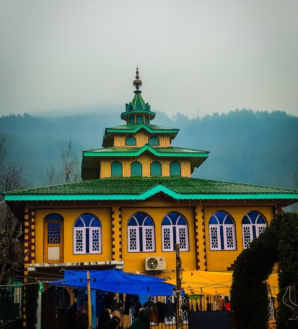 Fayl:Shrine of wahab khar.jpg