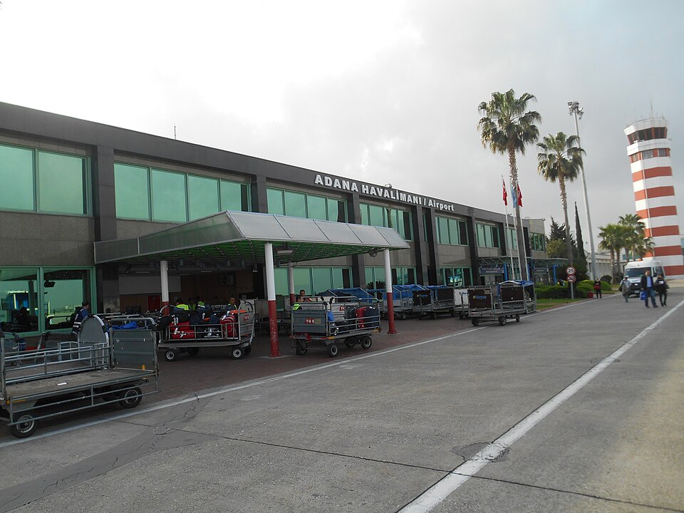 Fayl:Adana Airport arrivals.jpg