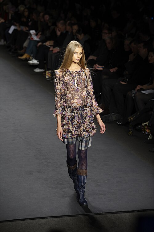 Fayl:Anna Sui Fall-Winter 2010 256.jpg