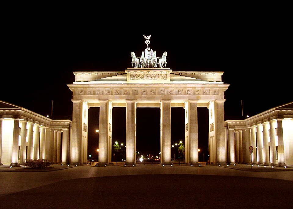 Fayl:BrandenburgGate FrontatNight June 2004.jpg