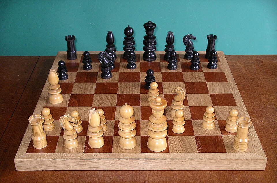 Fayl:Chess set 4o06.jpg