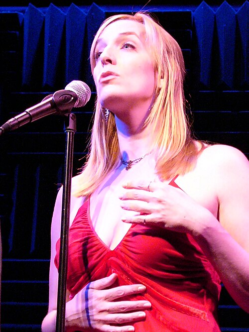 Fayl:Julia Murney 2005 Benefit.JPG