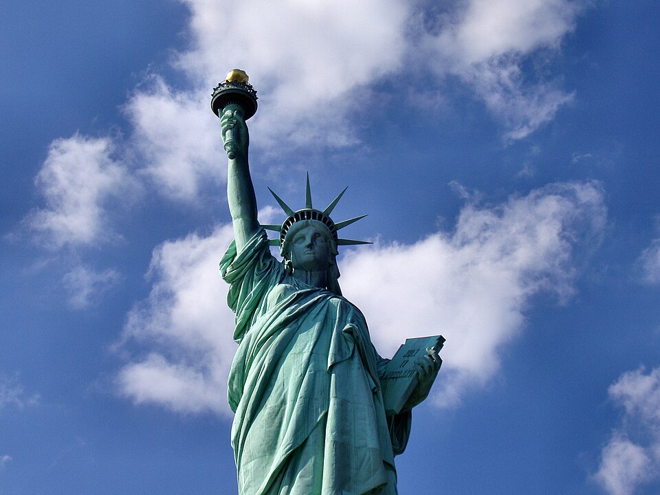 Fayl:Liberty-statue-from-below.jpg