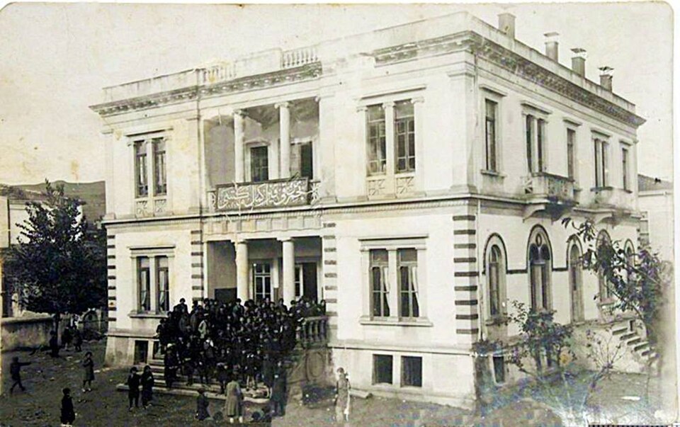 Fayl:Mithatpaşa Kız Ortaokulu, 1920'ler.jpg
