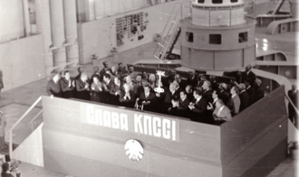 Georg Isayev Chorvoq GESining ramziy kalitini Oʻzbekiston KP MQning Birinchi kotibi Sharof Rashidovga topshirmoqda