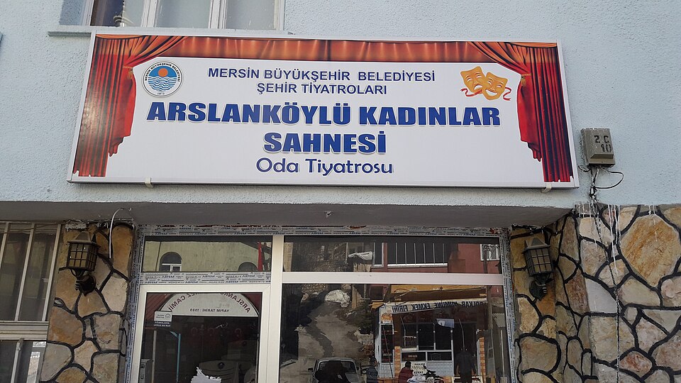 Fayl:Arslanköy theatre.jpg