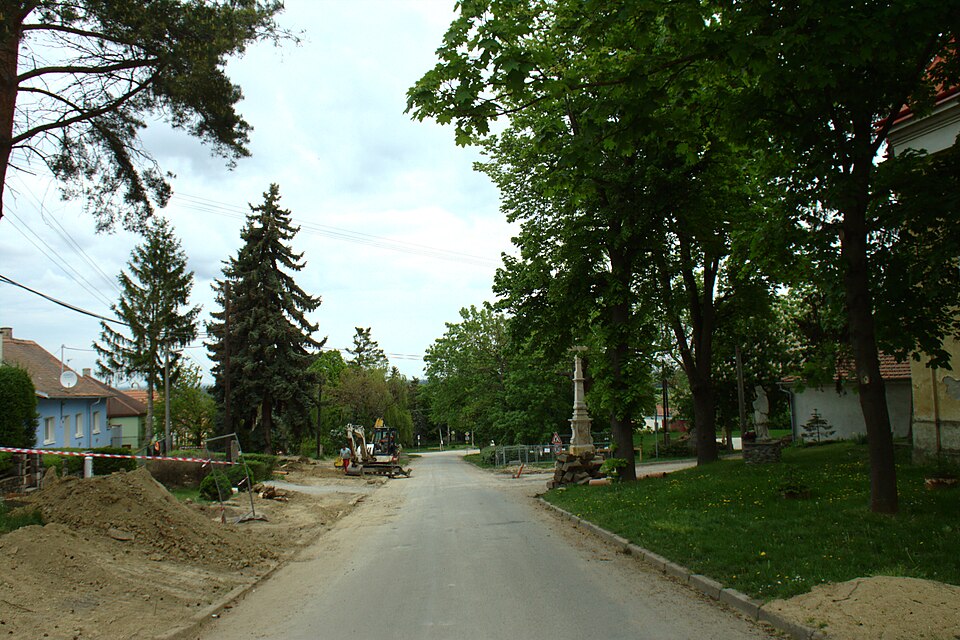 Fayl:Dolenice, hlavní cesta II.jpg