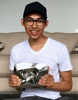 Salvadorlik YouTube ijodkori Fernanfloo o'zining Olmos Ijodkor mukofotini ushlab turibdi.