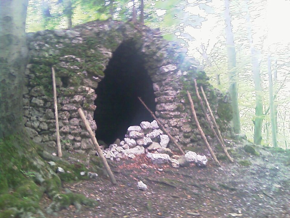 Fayl:Gewölbe Ruine Federaun.jpg