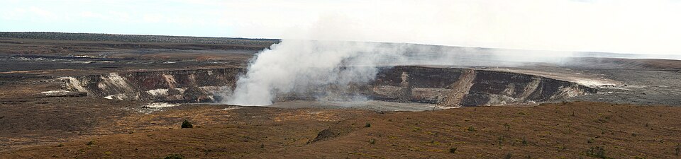 Fayl:Kilauea Volcano at Hilo.jpg