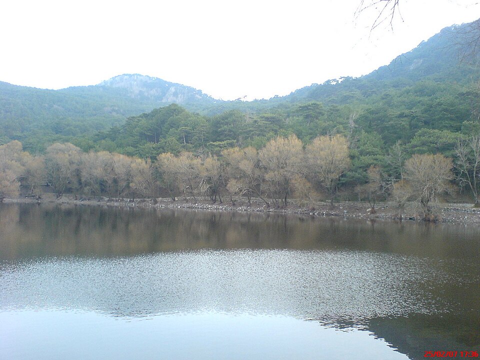 Fayl:LakeKaragöl LakeTantalus MountYamanlar IzmirTurkey EUnluBlogspot.jpg