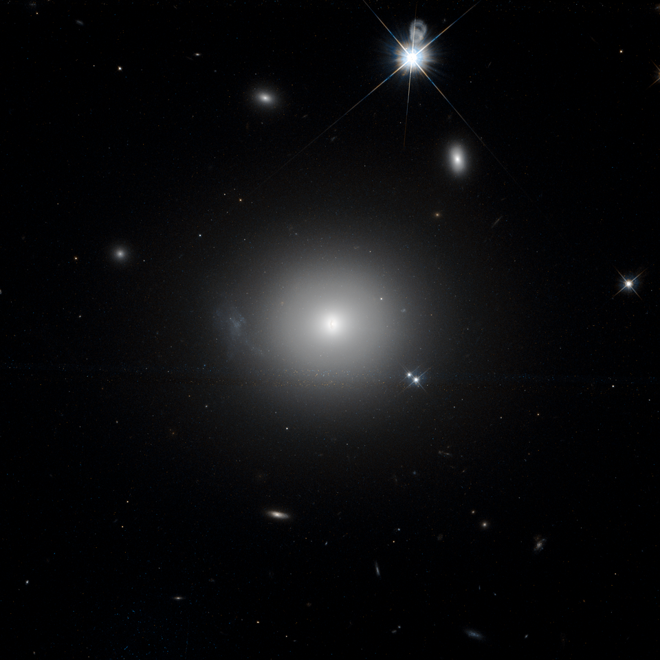 Fayl:NGC 7385 hst 11835 R814b555.png