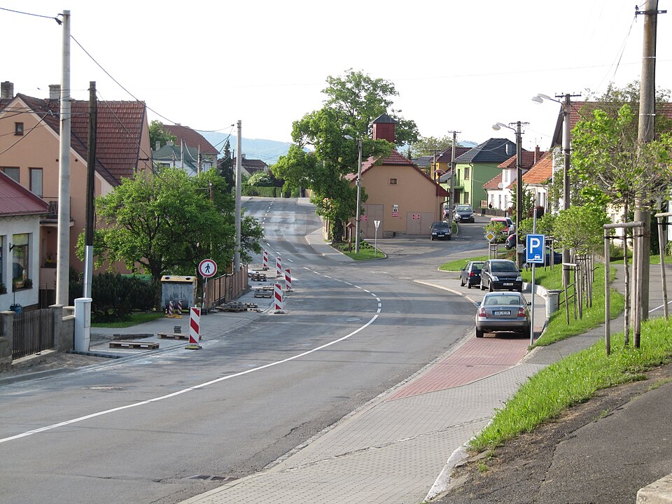 Fayl:Petrůvka, hlavní ulice.jpg