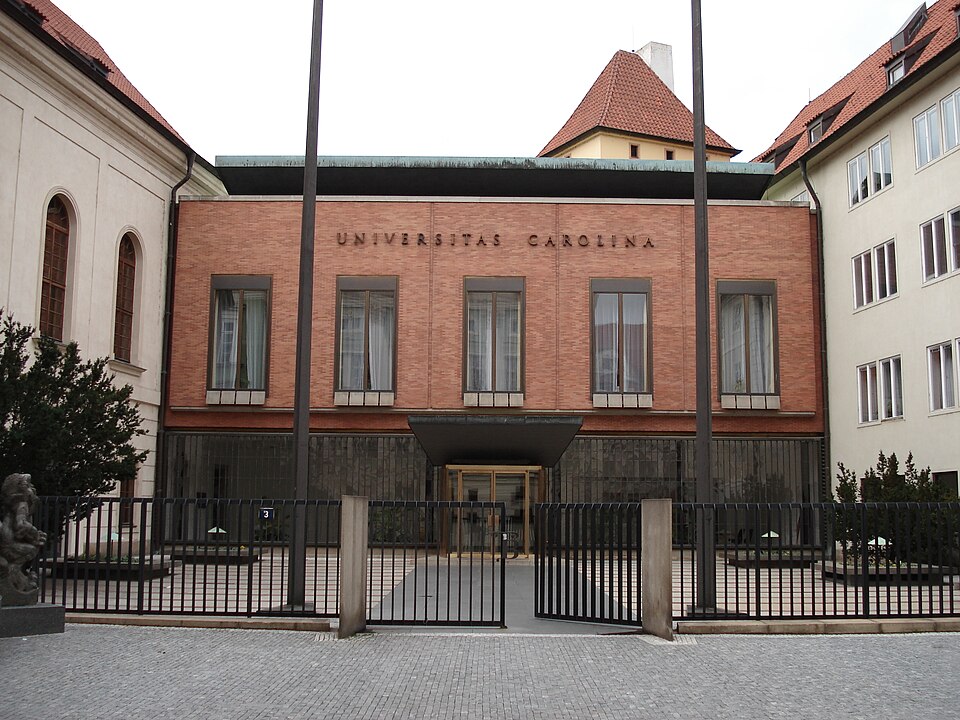 Fayl:Prague Charles University.JPG