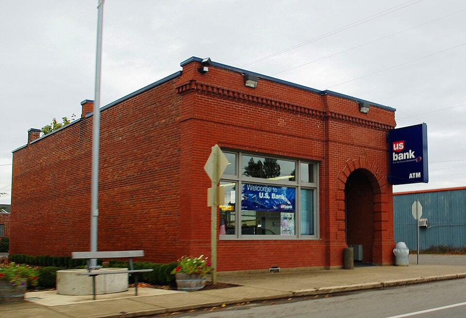 Fayl:St. Paul Oregon US Bank.JPG