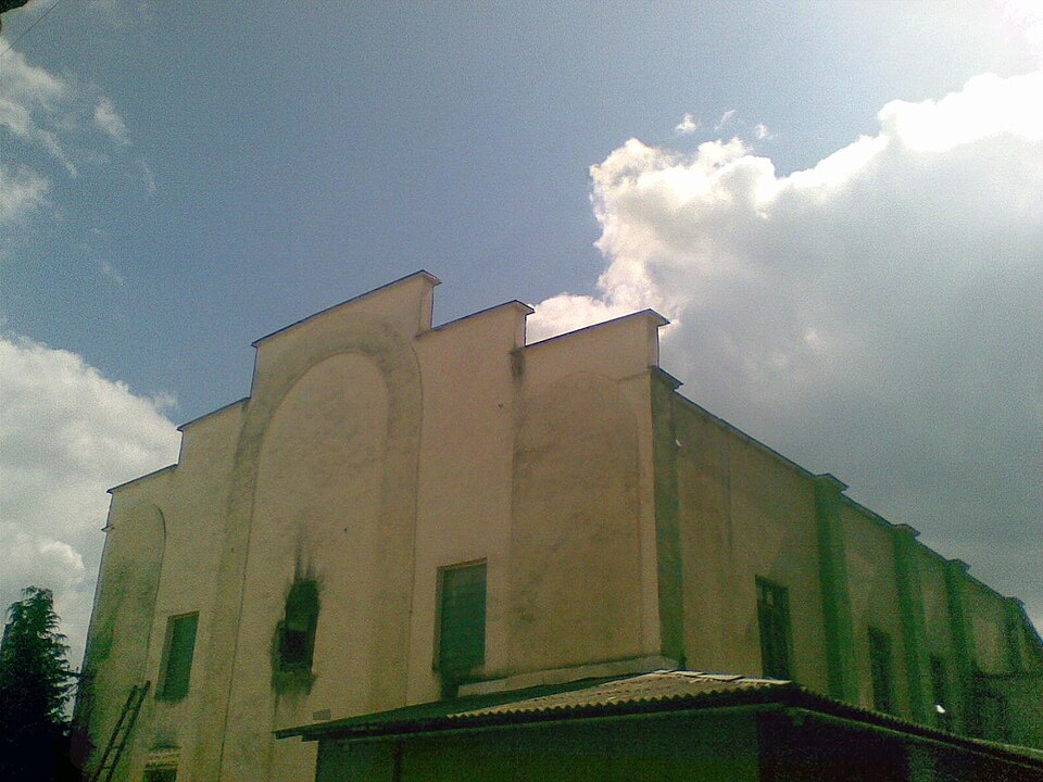 Fayl:Svaliava,former synagogue,now-bakery.JPG