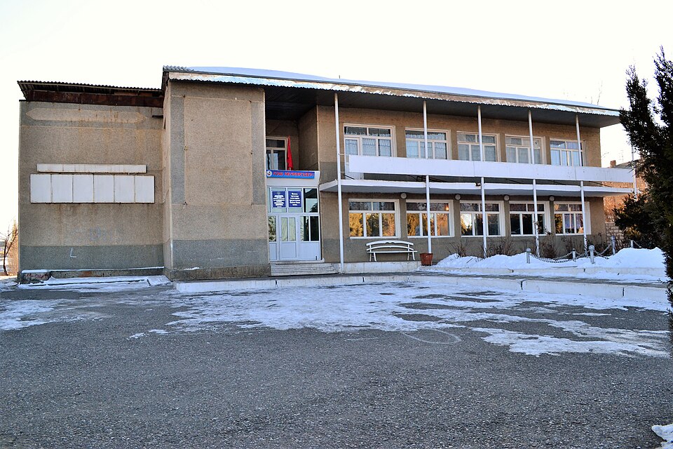 Fayl:Uzbek gymnasium, 2012.JPG