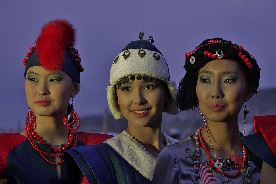 Fayl:Buryat costumes 23.JPG
