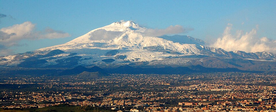 Fayl:Mt Etna and Catania1.jpg