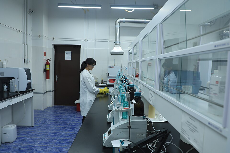 Fayl:Navoyiazot lab.jpg