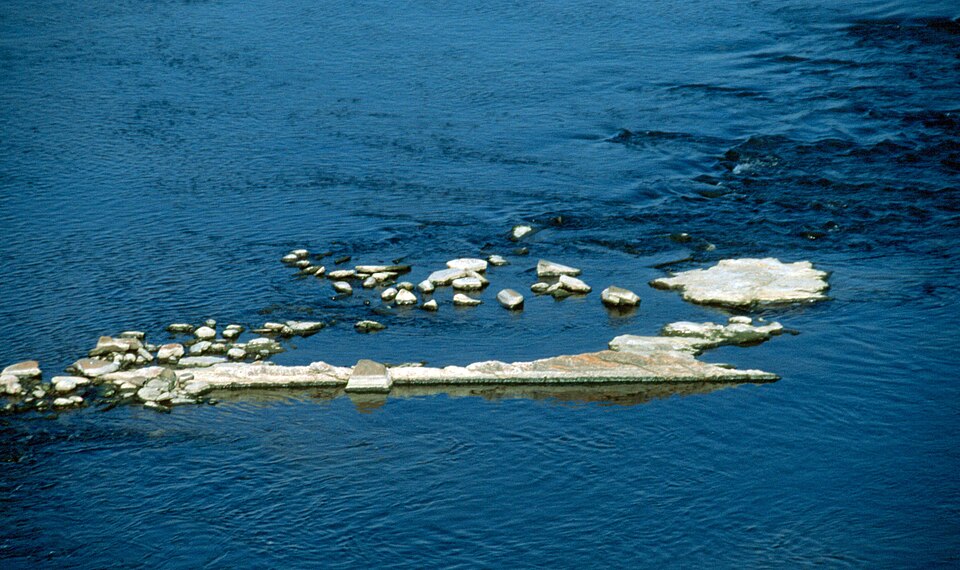 Fayl:Portomarin-24-Belesar-Stausee-Ruinen-2001-gje.jpg