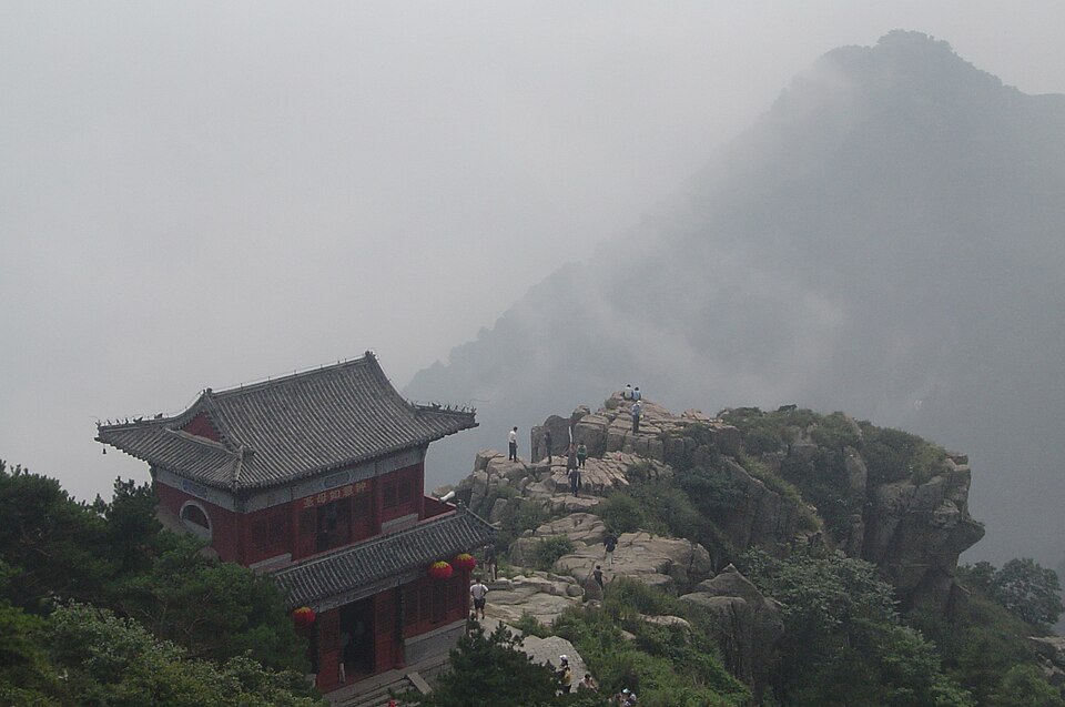 Fayl:Taishan - cliff and peak.jpg