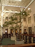 Tucson High School Galleria va refleksiv kutubxona (rasmda) to'rtta ustunli va ochiq tomli zamonaviy tetrastilum atriumiga ega.