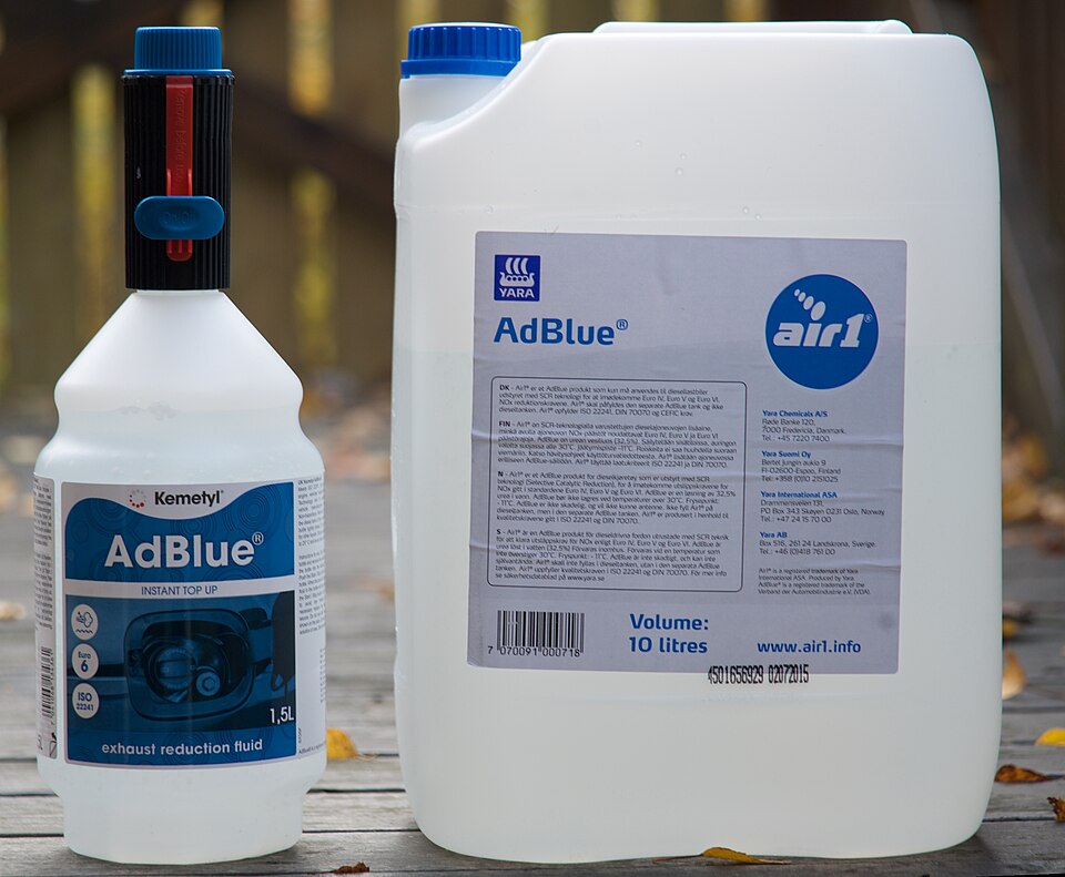 Fayl:AdBlue retail containers.jpg