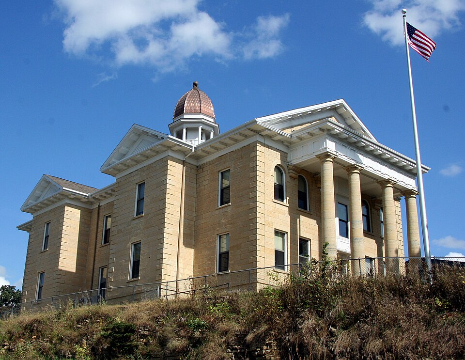 Fayl:CourthouseMantorvilleMN.JPG