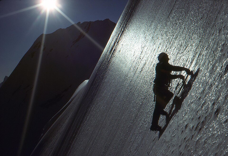 Fayl:Ice Climbing.jpg