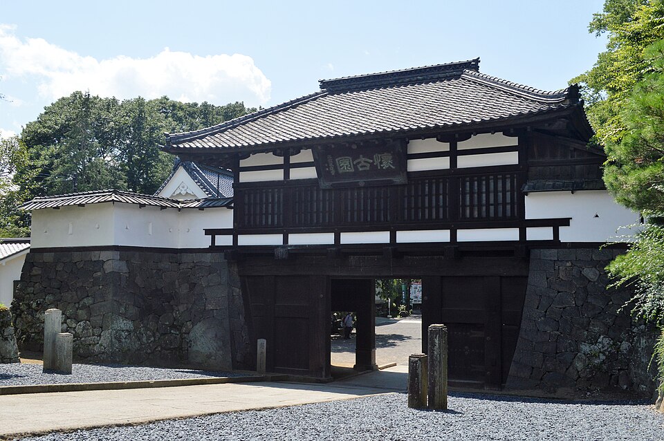 Fayl:Komoro Castle San-no-mon ac.jpg