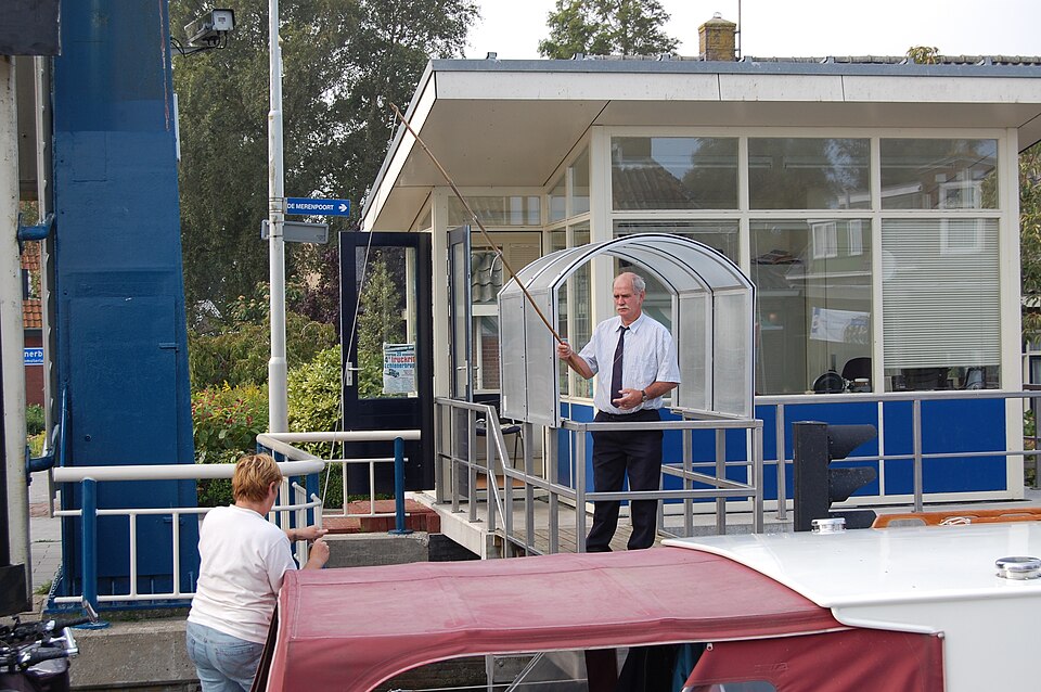Fayl:Pier-Christiaansloot Echtenerbrug Brugwachter.JPG