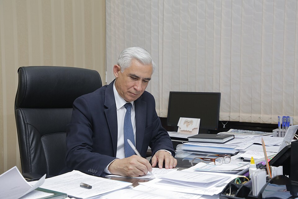 Fayl:RektorASU.jpg