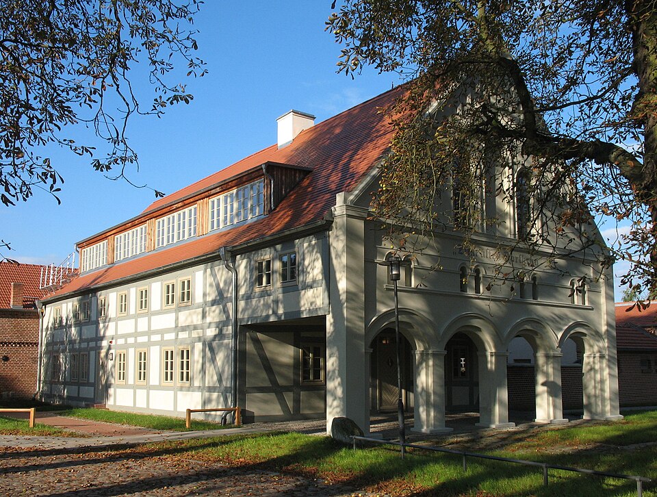 Fayl:Staffelde alcove house.jpg