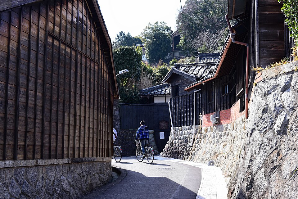 Fayl:Streetscape of Okada.jpg