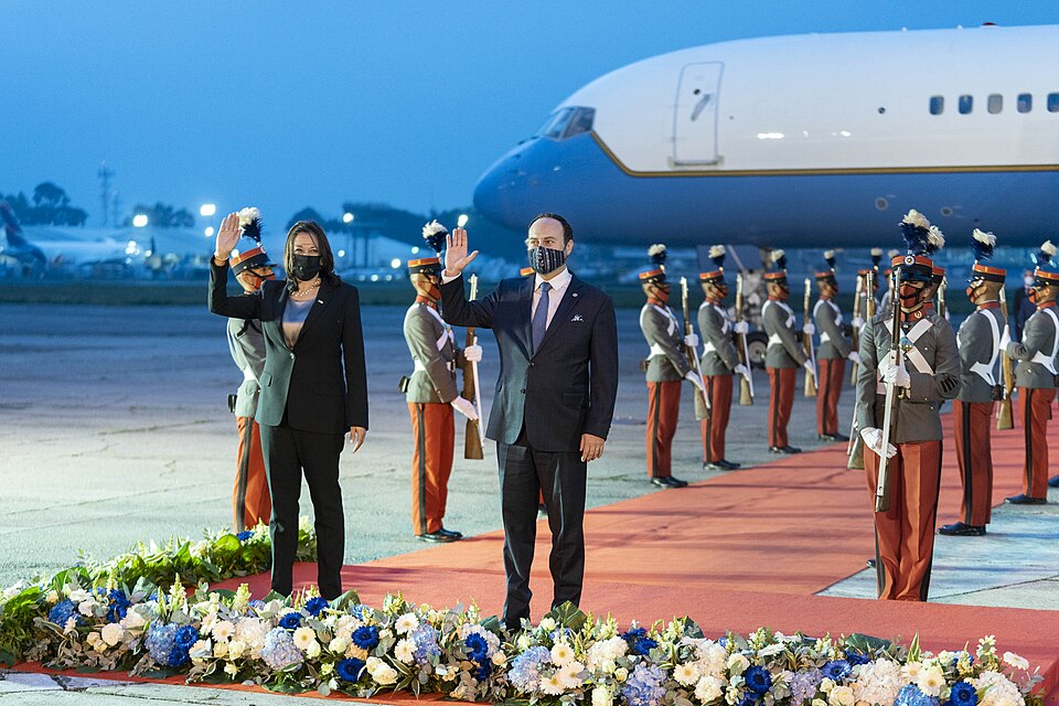 Fayl:VP Harris arrives in Guatemala.jpg