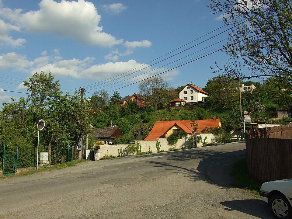 Fayl:Choteč, náves.JPG