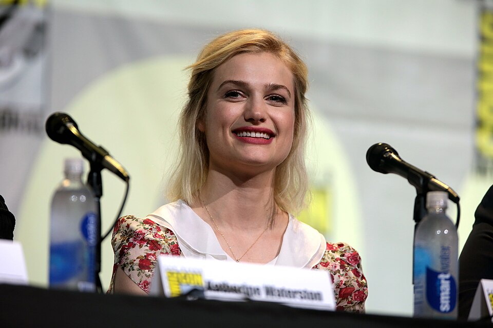 Fayl:Alison Sudol (28505975072).jpg
