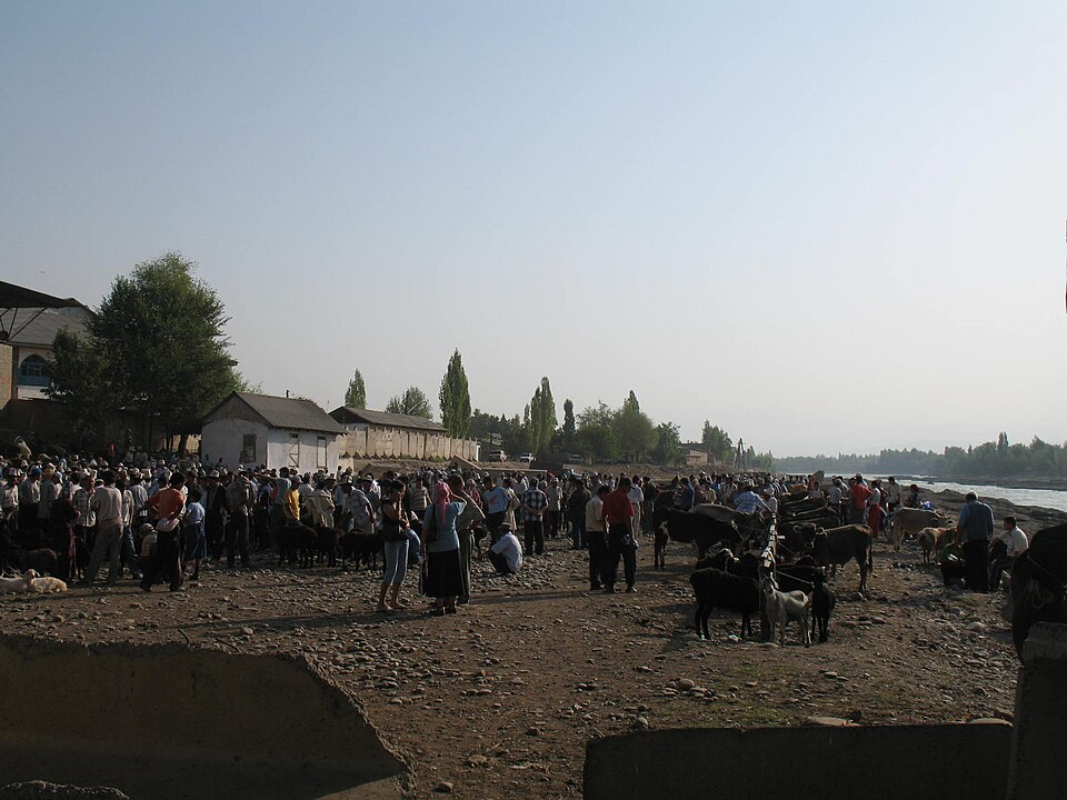 Fayl:Animal market in Kyzyl-Jar.jpg