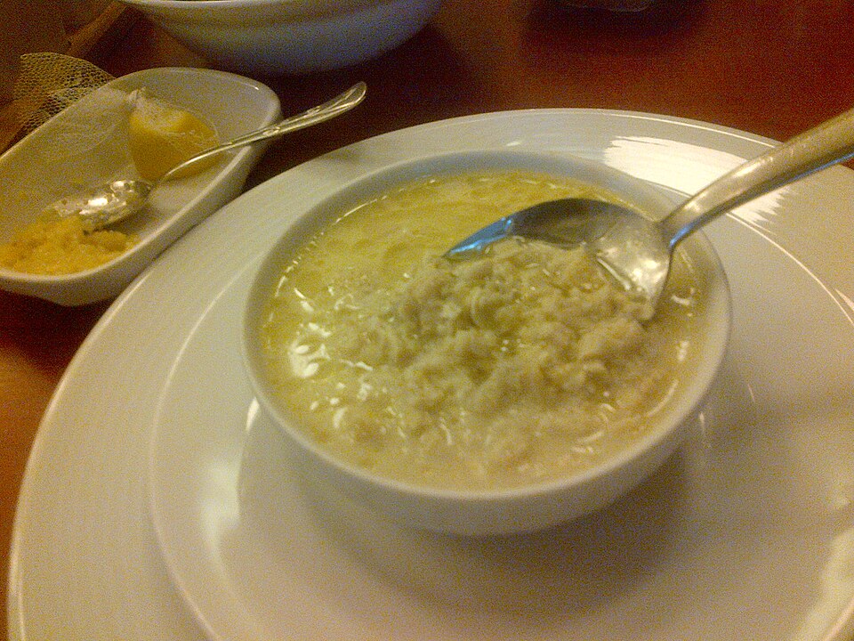 Fayl:Ishkembe soup and garlic sauce.jpg