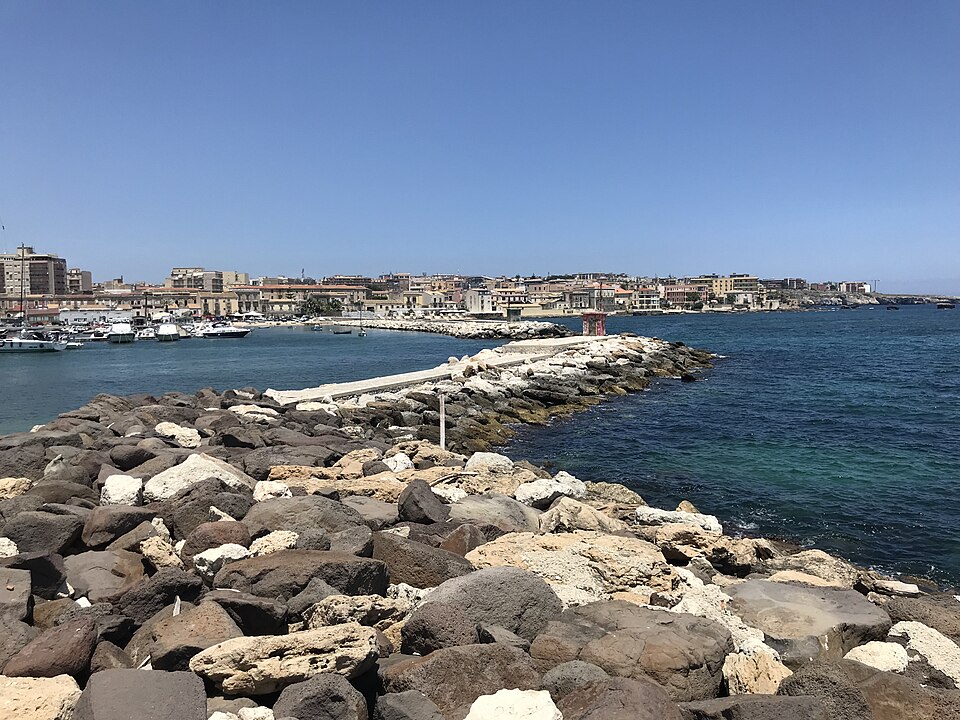 Fayl:Ortygia Harbor.jpg