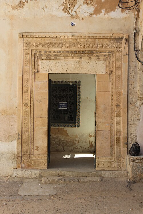 Fayl:Sidi ali ennouri mausoleum entrance.jpg