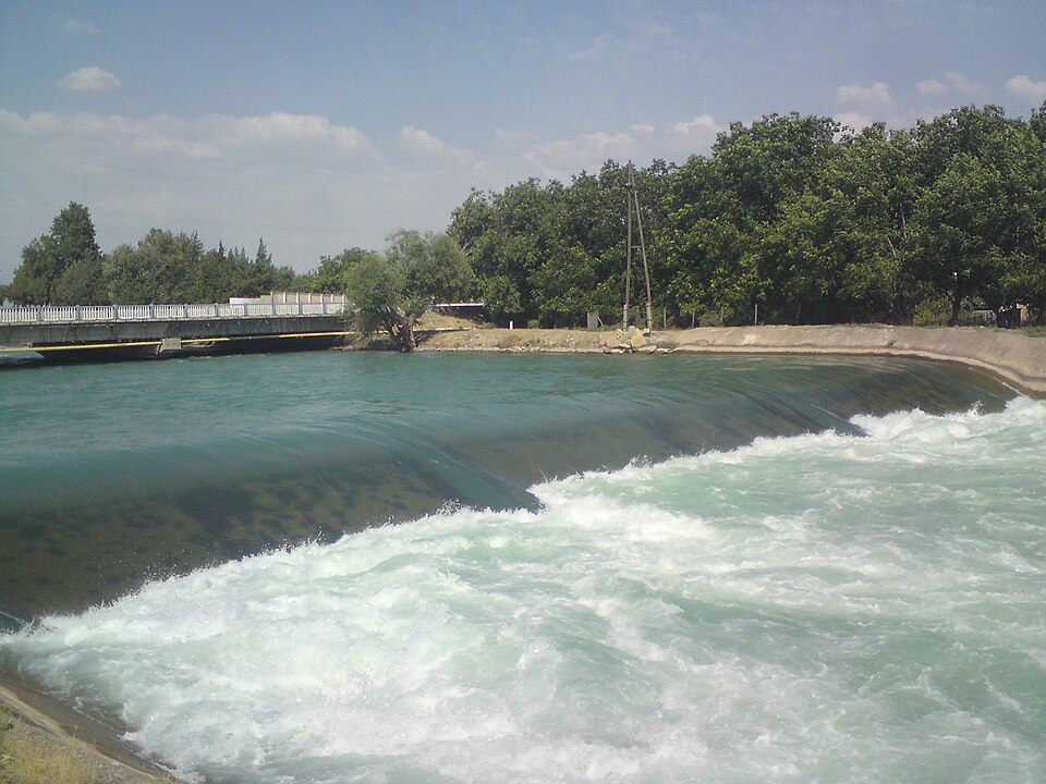Fayl:Водоскат на Левобережном Карасу.JPG
