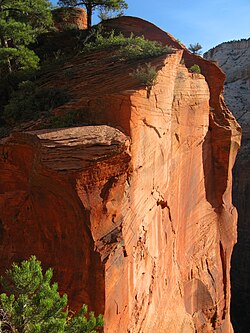 Yuta shtatidagi Sion milliy bogʻidagi Angel’s Landing pushti qumtoshdan yasalgan.