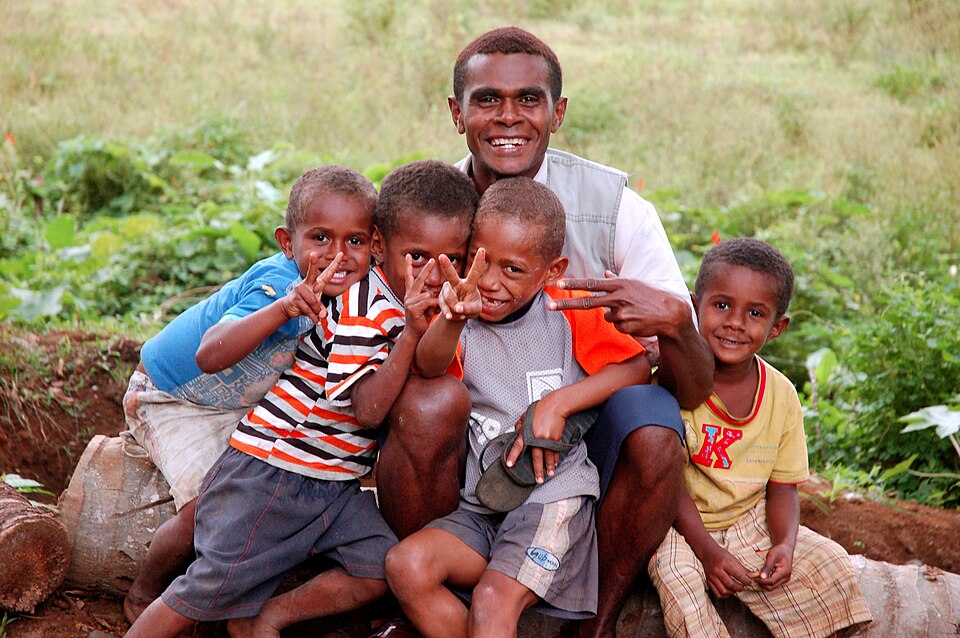 Fayl:Fijians, Raviravi, Fiji, Summer 2006.jpg