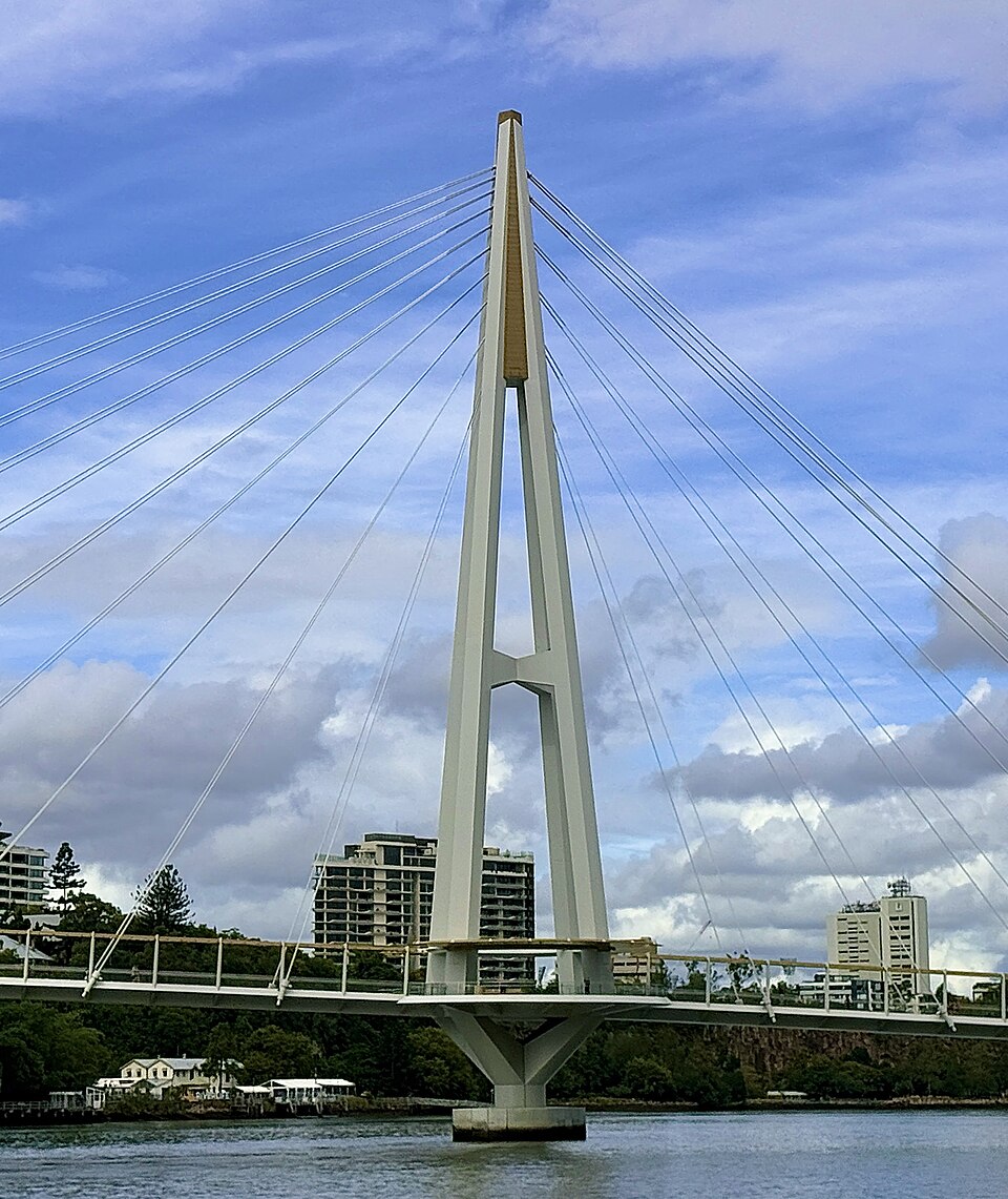 Fayl:Mast of Kangaroo Point Bridge.jpg
